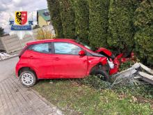 70-letni kierowca wjechał w słup i ogrodzenie. Trafił do szpitala