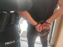 17-letni rozbojarz ukrył się przed policjantami w wersalce. Trafił już do aresztu