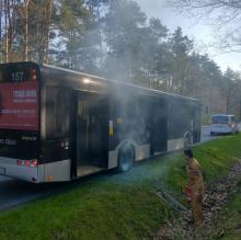 Podczas drogi zapaliła się opona w autobusie. Akurat przejeżdżali strażacy