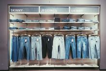 Męskie spodnie jeansowe -  z czym je połączyć? 