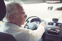 Zmienią się przepisy dla kierowców. Uderzą w seniorów za kierownicą