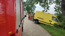 Niebezpiecznie na opolskich drogach. W Dąbrowie bus uderzył w drzewo