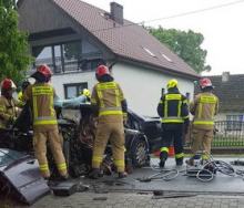 Kierujący mercedesem uderzył w drzewo. Poszkodowany został zakleszczony w pojeździe