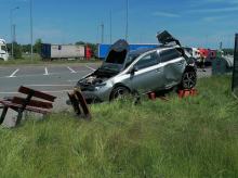 Ciężarówka staranowała osobówkę, która uderzyła w postronną osobę, siedzącą na ławce