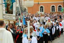 Opolanie świętują Boże Ciało. W wielu zakątkach Opola przeszły kwietne procesje