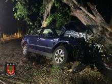 Poważny wypadek w gminie Strzeleczki. Samochód wbił się w drzewo