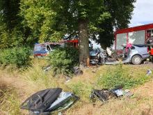 Poważny wypadek w powiecie kluczborskim. Auto roztrzaskało się na drzewie!
