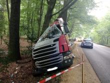 Kierowca ciężarówki uderzył w pojazd i zjechał na przydrożne drzewo