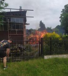 Utknął w pomieszczeniu gospodarczym podczas pożaru - zauważyli to policjanci