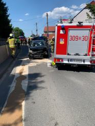 Kierowca wjechał w kościelny mur i zatrzymał się na środku ulicy