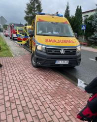 Bus zderzył się z osobówką, którą podróżowały trzy osoby, w tym dziecko