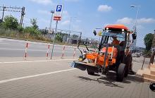 Czytelnicy zaniepokojeni. Czy tak się powinno czyścić chodnik?