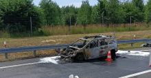 Pożar samochodu osobowego na zjeździe z autostrady