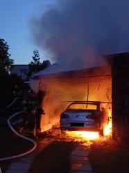 Pożar wiaty garażowej i samochodu osobowego