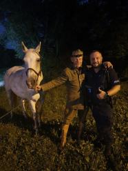 Jeździec na białym koniu zgubił się w okolicach Kietrza. Pomogli policjanci