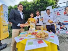 Adam Gomoła pokazuje koszyk zakupowy. "Pisowskie dodatki rząd równoważy skokami cen"