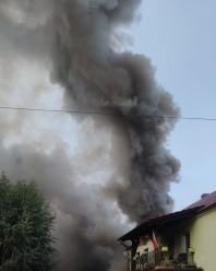 Pożar dachu budynku w powiecie brzeskim