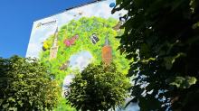 Zielony mural na ścianach 1. Liceum Ogólnokształcącego. Użyto antysmogowej farby