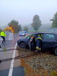 Auto wypadło z drogi i utknęło na torach