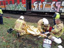 Strażacy wyciągali młodą kobietę spod pociągu. Trafiła do szpitala