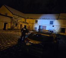 Policjanci sprawdzają miejsca przebywania osób bezdomnych