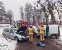 Zimowe warunki wciąż ograniczają bezpieczeństwo. Kolizja w Suchej