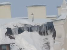 Lód i śnieg zalega na dachach. Służby odnotowały mnóstwo interwencji