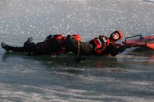 Lód na akwenach - opolscy strażacy ćwiczą ratownictwo lodowe
