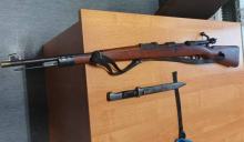 Miał oferować do sprzedaży broń z bagnetem - nie umknęło to uwadze policjantów