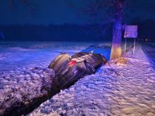 Wypadek w Grabicach: Samochód BMW wypadł z drogi