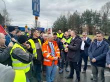 Wiceminister Paweł Gancarz w dialogu z protestującymi rolnikami w Opolskiem