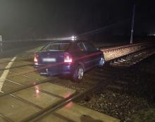 Wjechał na tory kolejowe i się zaklinował