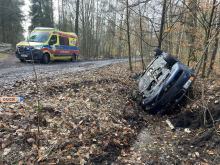 Wypadł z drogi i dachował 