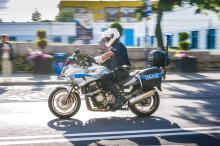 Policjanci zatrzymali motocyklistom uprawnienia za przekroczenie prędkości