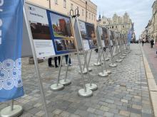 Otwarcie wystawy "Dwie dekady zmian" na opolskim rynku