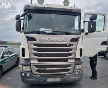 Samochód ciężarowy przewożący odpady oznakowany kartką za szybą 