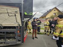 Opolscy strażacy poznali zasady ratownictwa technicznego w zdarzeniach z autobusami elektrycznymi 