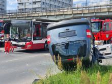 Wypadek na ulicy Nysy Łużyckiej. Dwie osoby poszkodowane. Utrudnienia w ruchu