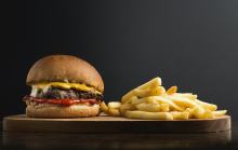 Polacy wracają do fast foodów. Wpływ spadającej inflacji? RAPORT