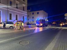 Auto wjechało w latarnię. Kierowca zniknął z miejsca zdarzenia
