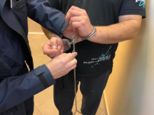 Znęcał się nad rodziną. Wpadł dzięki reakcji szkoły na siniaki chłopca (WIDEO)