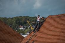 Dofinansowanie do wymiany dachu w 2025 roku - jakie możliwości mają właściciele domów?