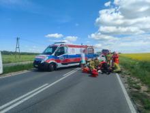 Zderzenie motocyklisty z samochodem osobowym na DW 409 w Rożniątowie.  Lądował LPR