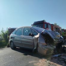 Jedna osoba trafiła do szpitala po czołowym zderzeniu dwóch aut w Smarchowicach Małych