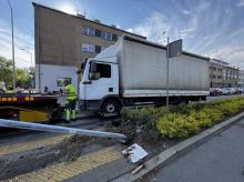 Kierowca uderzył w sygnalizator w Opolu. Trafił do szpitala