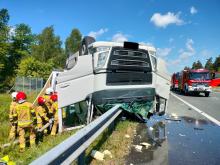 Wypadek ciężarówki na A4: pojazd przewożący mięso dachował w rowie