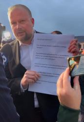 Brutalny atak w Końskich. Poseł Zembaczyński trafił do szpitala z chemicznymi poparzeniami