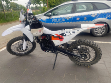 Jechał crossowym motocyklem bez prawa jazdy, tablic i OC