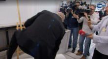 Skandal w Sejmie: europoseł Grzegorz Braun zniszczył wystawę poświęconą społeczności LGBTQ+