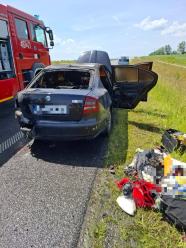 Auto zaczęło się palić w trakcie jazdy. Akcja gaśnicza na obwodnicy Nysy